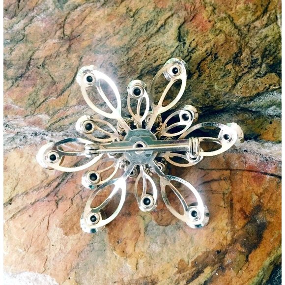 Vintage Aurora Borealis Starburst Brooch - Matte Gold Finish - 25 AB stones - Picture 2 of 8